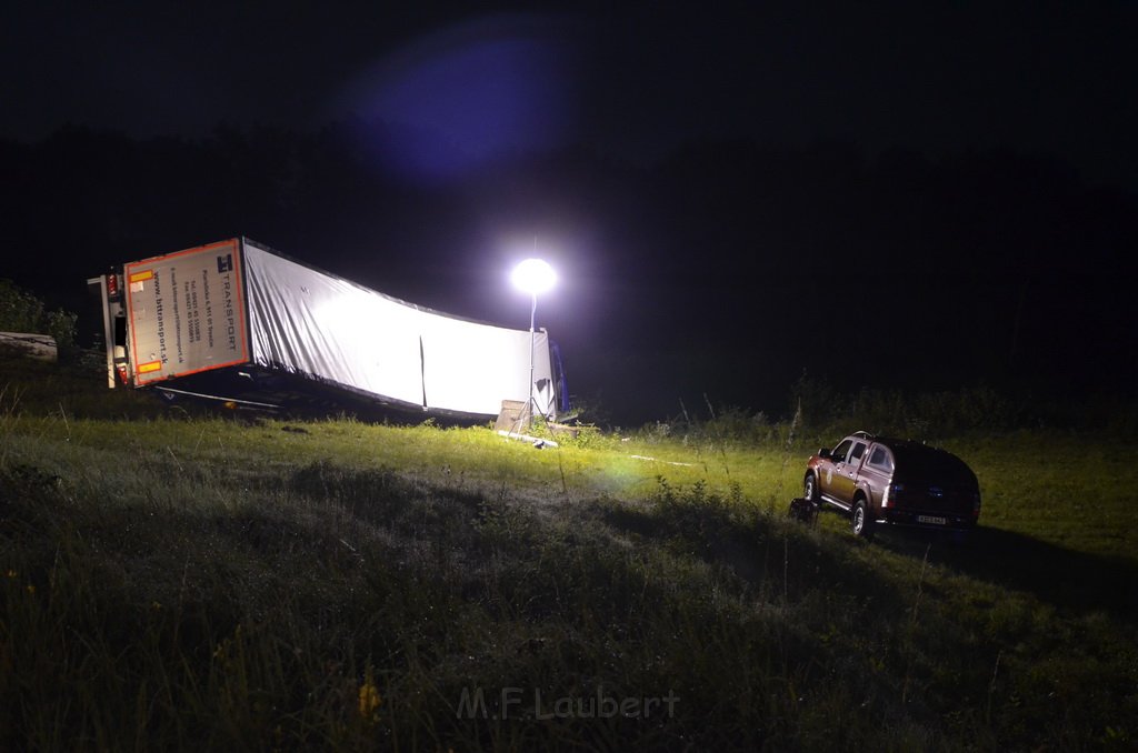 VU LKW umgestuerzt Feldkassel Industriestr Robert Boschstr P147.JPG